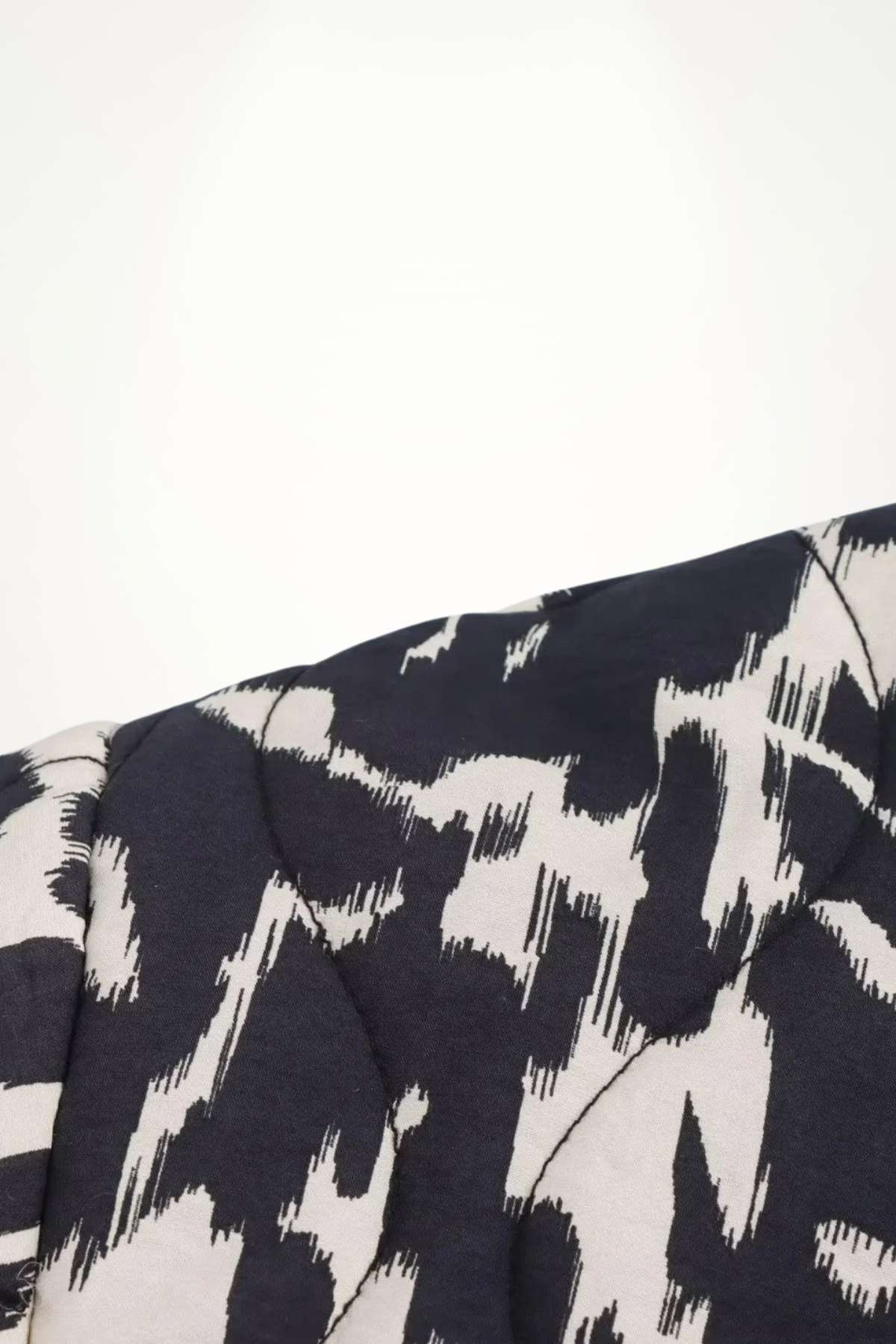 Veste kimono femme noire imprimé animalier abstrait noir et blanc, matelassage léger, doublure satinée, poches plaquées et pressions.