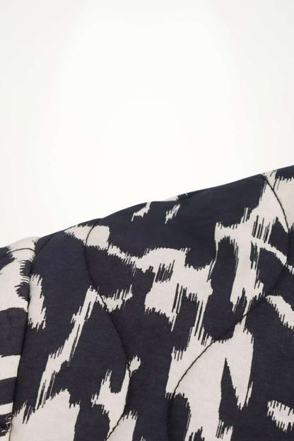 Veste kimono femme noire imprimé animalier abstrait noir et blanc, matelassage léger, doublure satinée, poches plaquées et pressions.