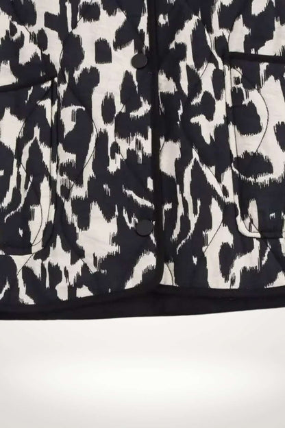 Veste kimono femme noire imprimé animalier abstrait noir et blanc, matelassage léger, doublure satinée, poches plaquées et pressions.