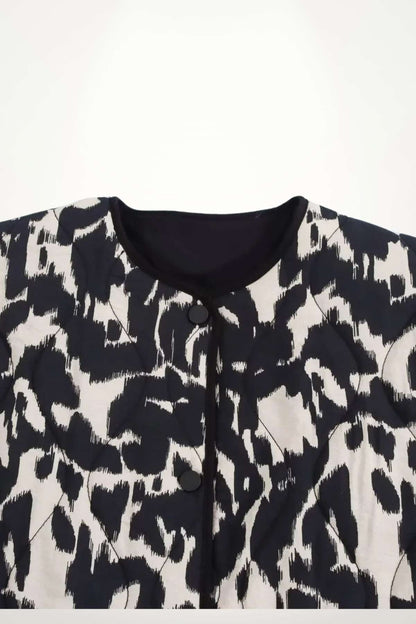 Veste kimono femme noire imprimé animalier abstrait noir et blanc, matelassage léger, doublure satinée, poches plaquées et pressions.