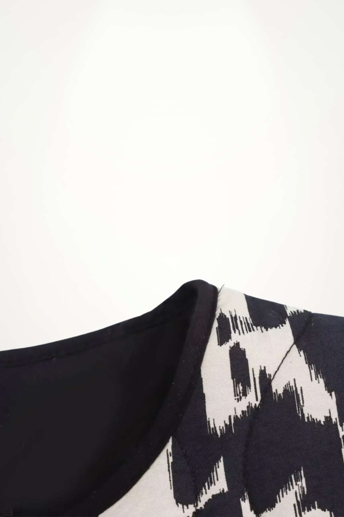 Veste kimono femme noire imprimé animalier abstrait noir et blanc, matelassage léger, doublure satinée, poches plaquées et pressions.