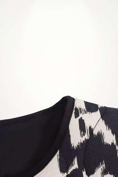 Veste kimono femme noire imprimé animalier abstrait noir et blanc, matelassage léger, doublure satinée, poches plaquées et pressions.