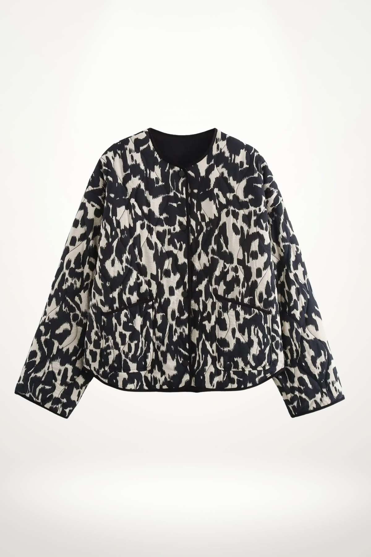 Veste kimono femme noire imprimé animalier abstrait noir et blanc, matelassage léger, doublure satinée, poches plaquées et pressions.