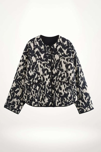 Veste kimono femme noire imprimé animalier abstrait noir et blanc, matelassage léger, doublure satinée, poches plaquées et pressions.