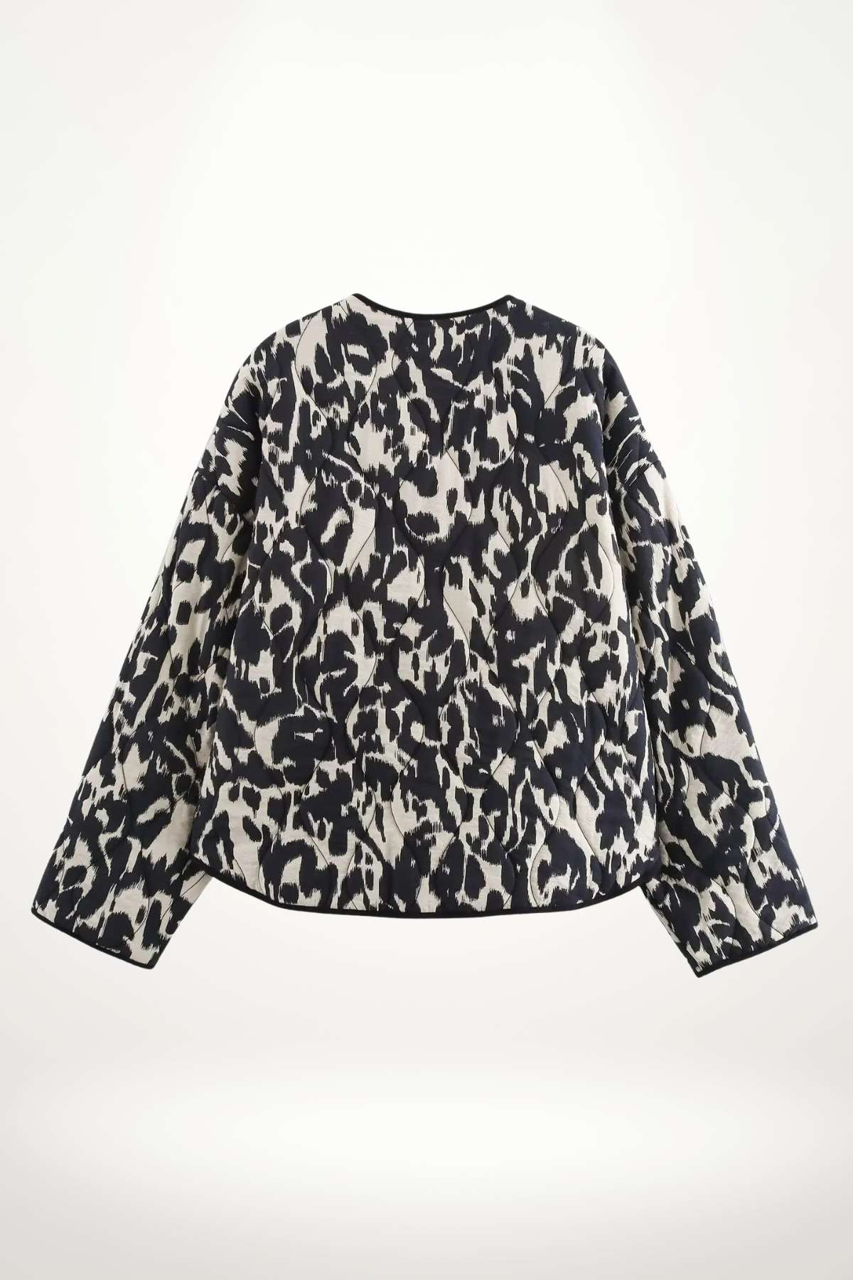 Veste kimono femme noire imprimé animalier abstrait noir et blanc, matelassage léger, doublure satinée, poches plaquées et pressions.