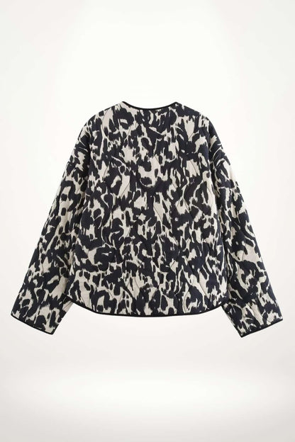 Veste kimono femme noire imprimé animalier abstrait noir et blanc, matelassage léger, doublure satinée, poches plaquées et pressions.
